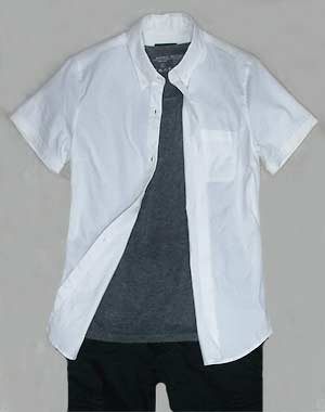 半袖シャツで大人の着こなし